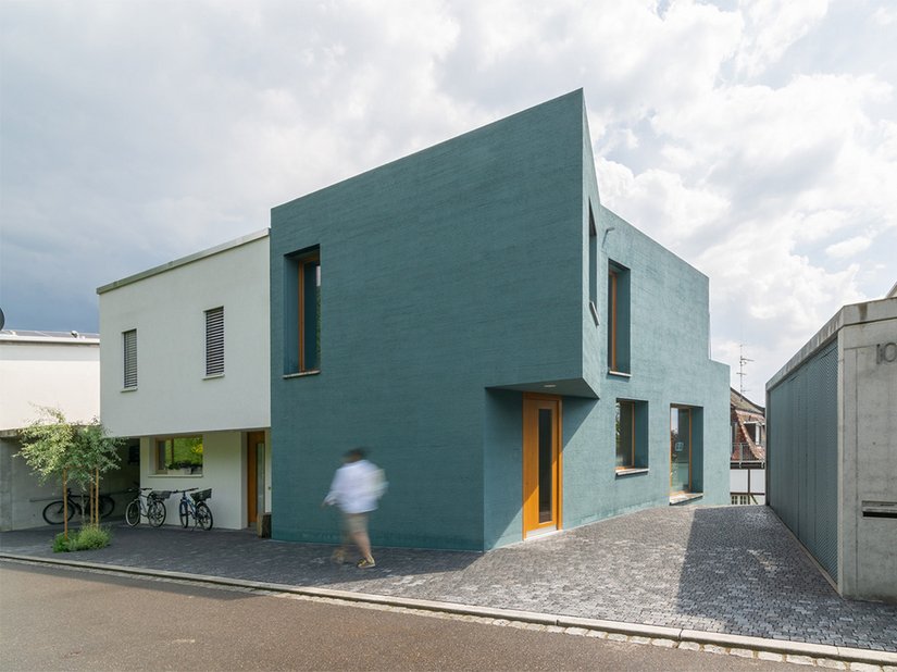 Casa Verde cattura gli sguardi in Emmendinger Stra&szlig;e. L&apos;architetto Cociffi ha realizzato il progetto facendo in modo che l&apos;immobile si inserisse armoniosamente nel contesto del quartiere residenziale.
Foto: © Nacho Campos, Kenzingen