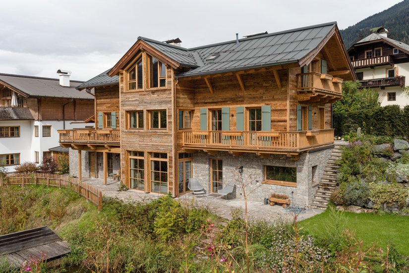Per la costruzione della casa unifamiliare a Kitzbühel sono stati per lo più utilizzati legno e pietra, perfettamente in linea con il tipico stile regionale.