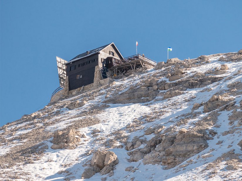 I tinteggiatori hanno lavorato in condizioni difficili sul tetto delle Dolomiti.