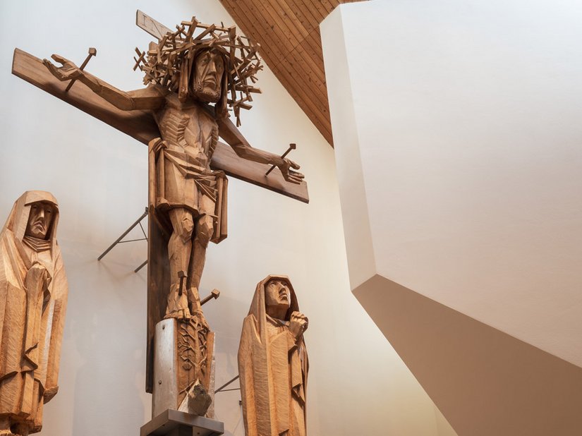 L’imponente croce di Gesù si trova dietro l’altare e sovrasta l’intera sala.