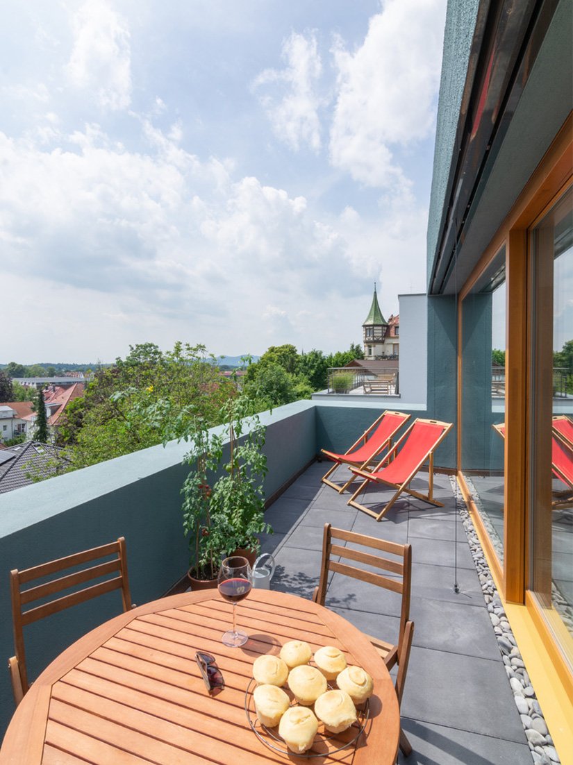 Il parapetto del balcone &egrave; di un blu petrolio uniforme. Durante la costruzione, l&apos;architetto Cociffi ha utilizzato la superficie per testare e confrontare le tonalit&agrave; della pittura per facciate Extrasil 1911 da lui stesso create.
Foto: © Nacho Campos, Kenzingen