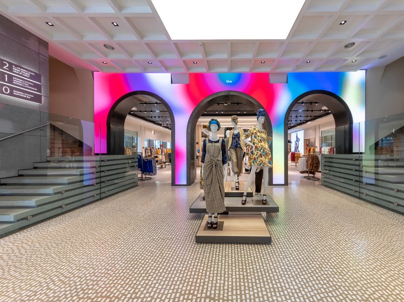L’ingresso del nuovo flagship store United Colors of Benetton assume le sembianze di un foyer, dal quale i clienti accedono al negozio attraversando un sipario formato da a tre archi a LED colorati.