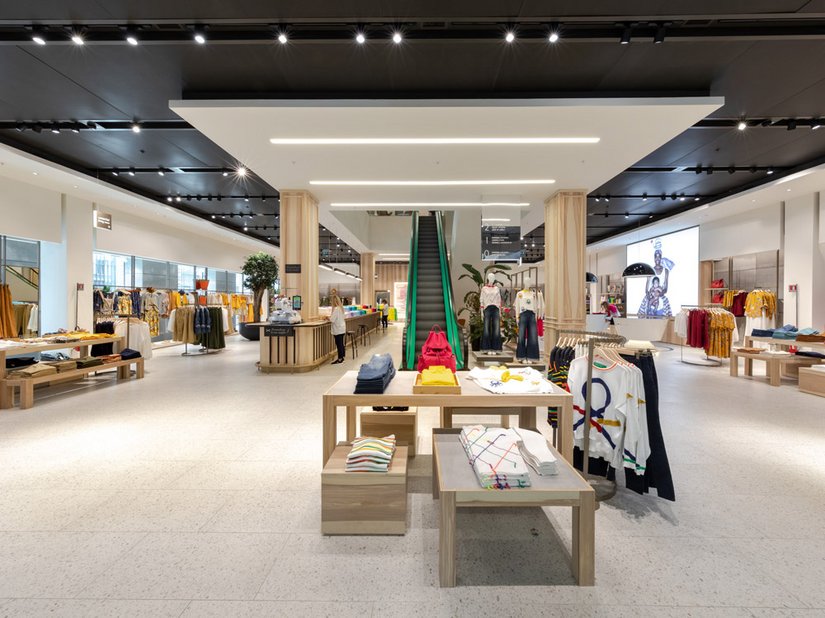 Da semplice negozio a moderno showroom urbano: il nuovo format del negozio intende valorizzare al massimo la vera essenza del marchio Benetton.
